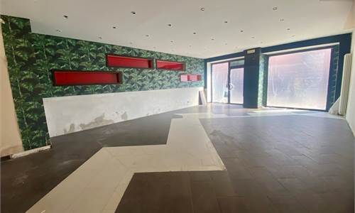 LOCALE COMMERCIALE CON 2 VETRINE E 2 BAGNI