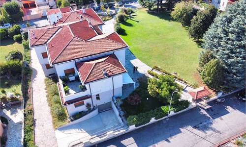 SIGNORILE APPARTAMENTO IN VILLA CON TERRAZZO