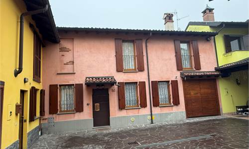 BELLA CASA DI CORTILE CON BOX