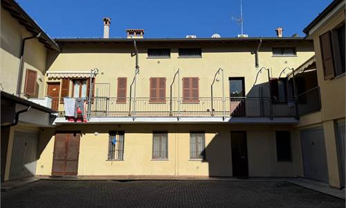 MONOLOCALE ARREDATO CON SERVIZI E CANTINA